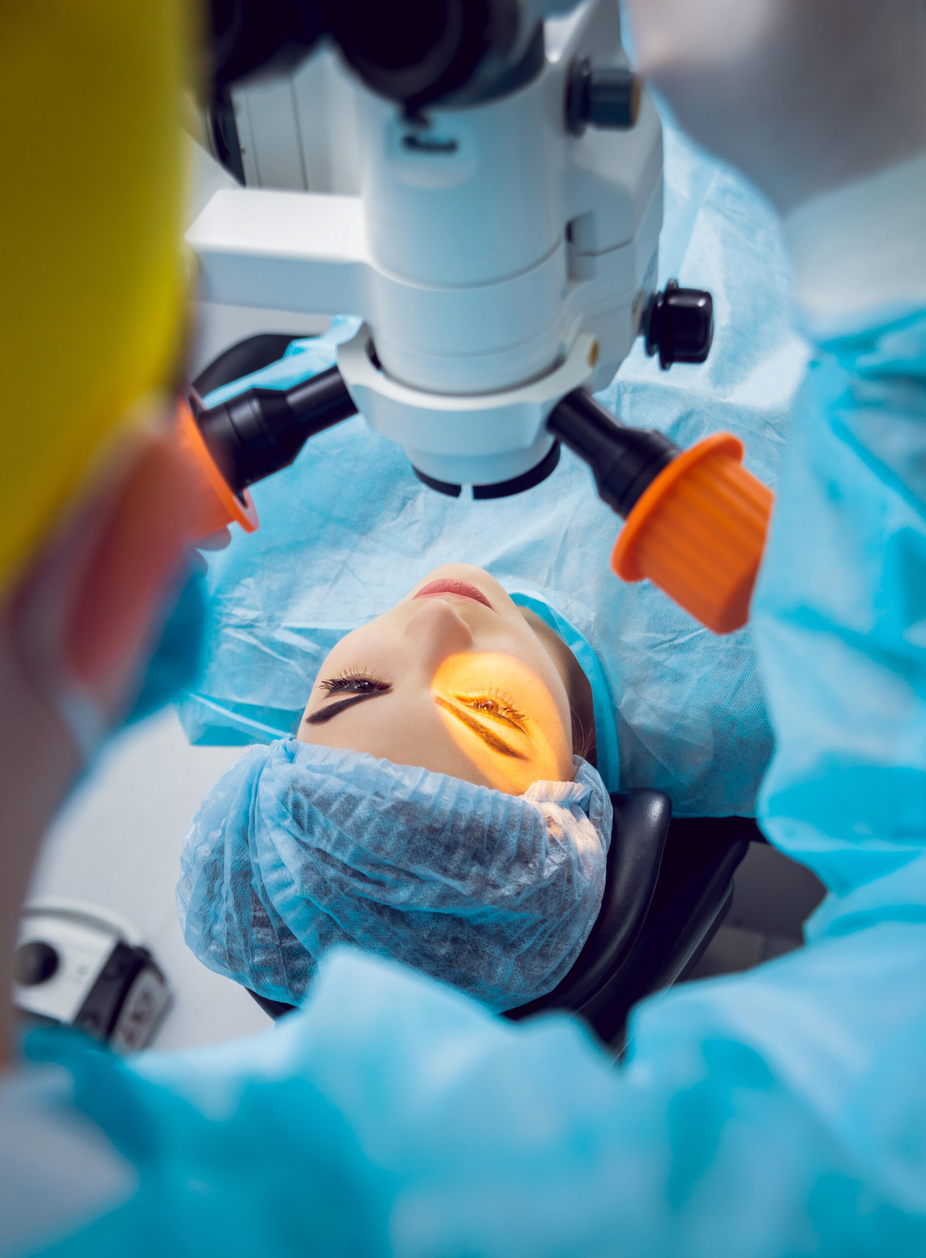 Paziente sottoposto a pacchetto PRK presso Cayra Clinic per correggere difetti visivi come miopia e astigmatismo