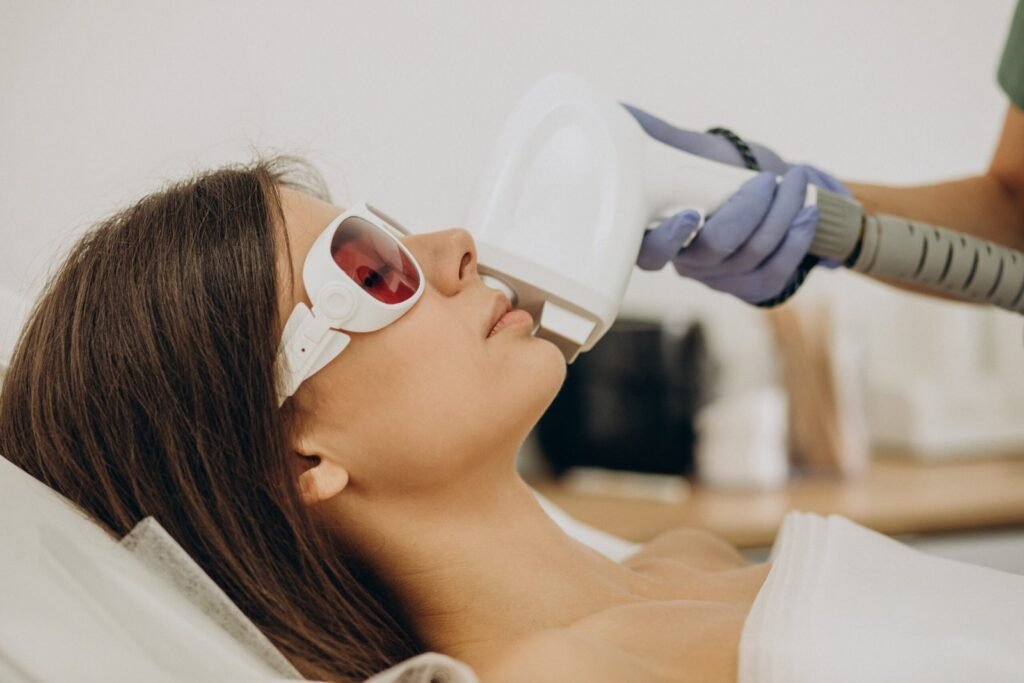 Trattamento laser avanzato per cicatrici da acne a Cayra Clinic con risultati visibili e naturali