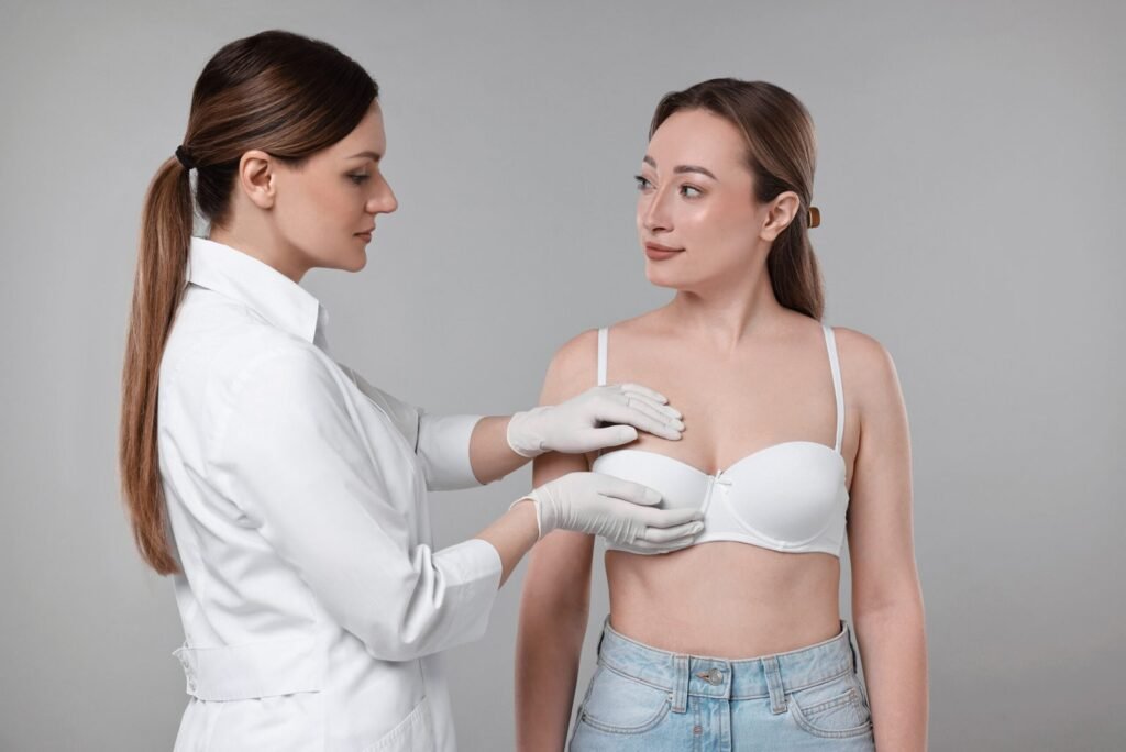 Intervento di riduzione del seno a Cayra Clinic ad Antalya per migliorare comfort ed estetica