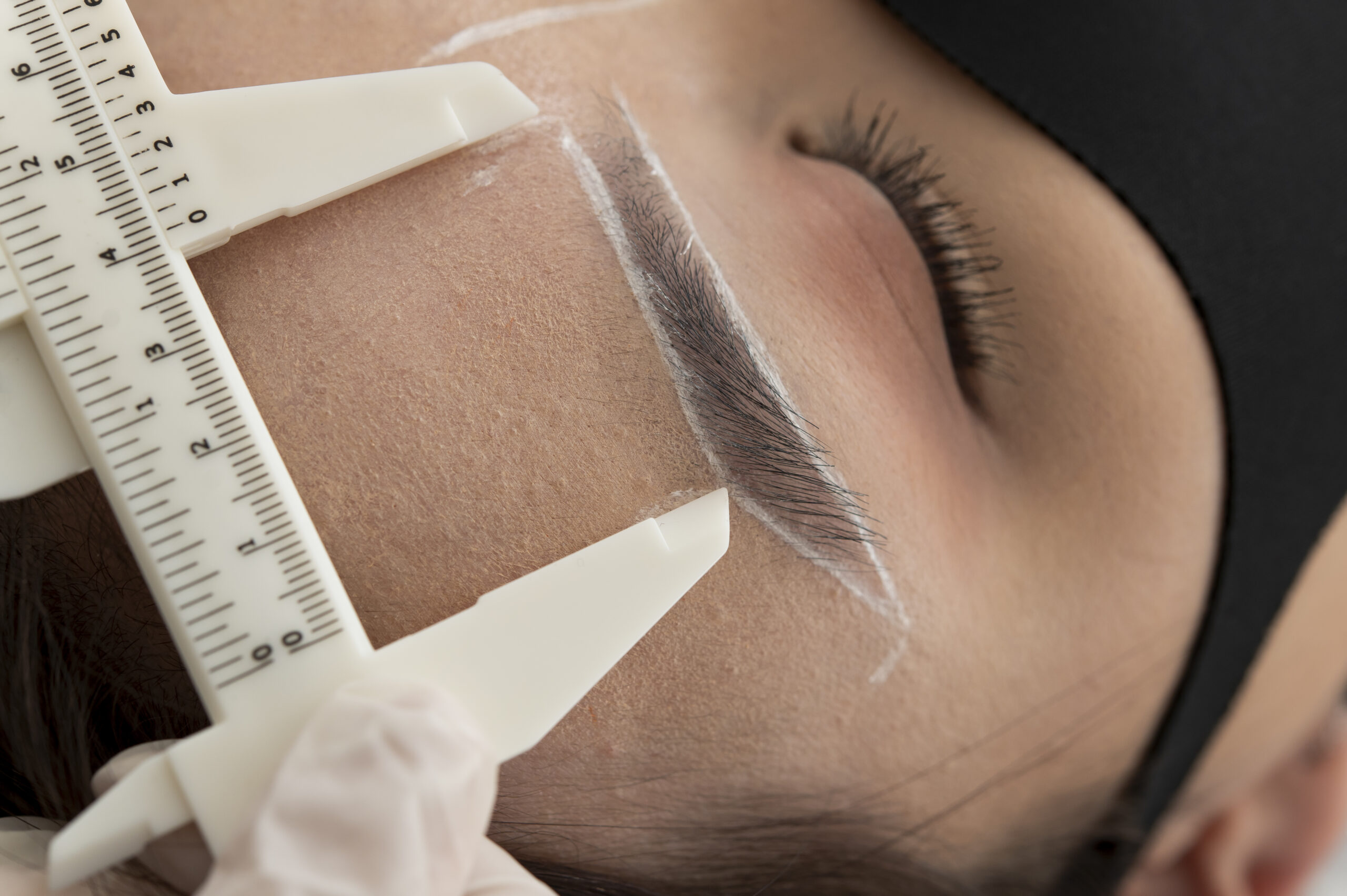 Consigli di Cayra Clinic su come stimolare la crescita naturale delle sopracciglia