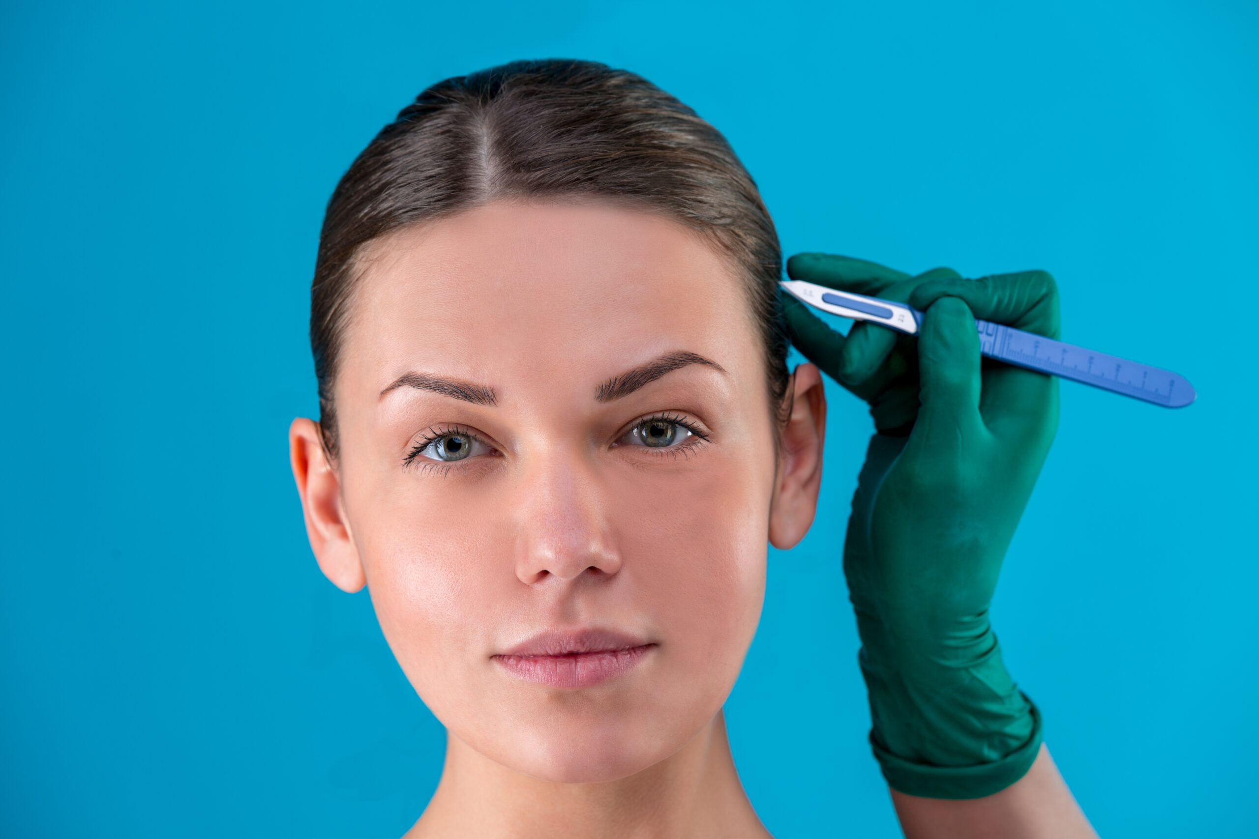 Intervento di brow lift a Cayra Clinic per sollevare le sopracciglia e ringiovanire lo sguardo
